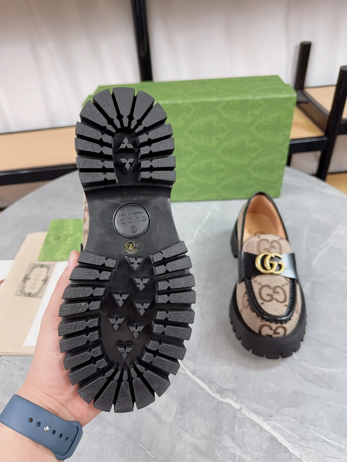 👟👟Ex-factory price 520👟👟Gucci2023 new model, double GG groove thick-soled Loaf platform shoes. The original version is made 1:1. Super beautiful quality, classic model at the counter. ❶Upper: original open edge beaded cowhide ❷Inner lining: water-dyed cowhide ❸Feet: water-dyed cowhide ❹Outsole: ultra-light original sole ❺thick sole heightening: 3.5cn ❻Packing: original packaging ❼Number: 35-42 (41 41 customized, non-returnable) Men's model: 38-46 (45, 46 customized, non-returnable)